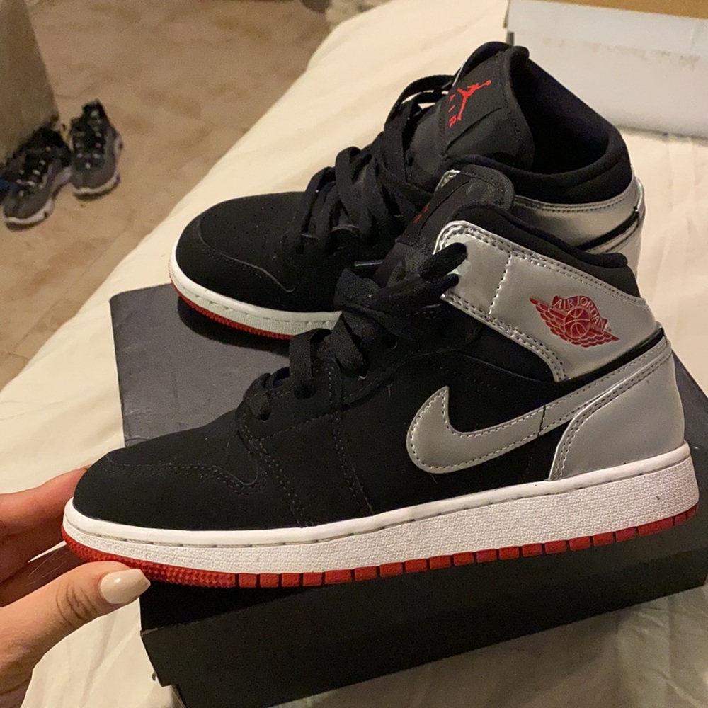 Air Jordan 1 Mid Size 6.5 women / 4.5 Big Kids